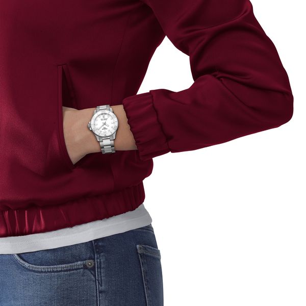 https://cdn.jewelryimages.net/jewelsmiths/images/items/JPG-T120_210_11_011_00_WRIST.jpg?v=17