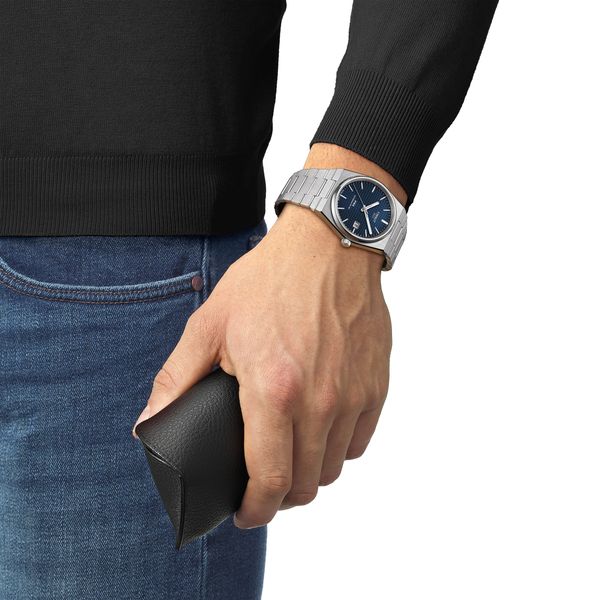 https://cdn.jewelryimages.net/jewelsmiths/images/items/JPG-G18_T137_407_11_041_00_WRIST.jpg?v=17