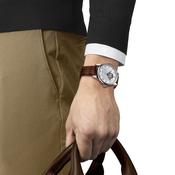 https://cdn.jewelryimages.net/jewelsmiths/images/items/JPG-T006_407_16_033_01_WRIST.jpg?v=17
