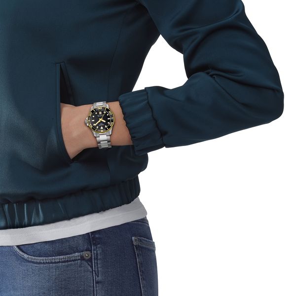 https://cdn.jewelryimages.net/jewelsmiths/images/items/JPG-T120_210_21_051_00_WRIST.jpg?v=17