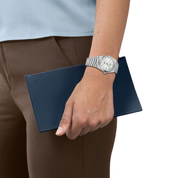 https://cdn.jewelryimages.net/jewelsmiths/images/items/JPG-T137_207_11_111_00_WRIST.jpg?v=17